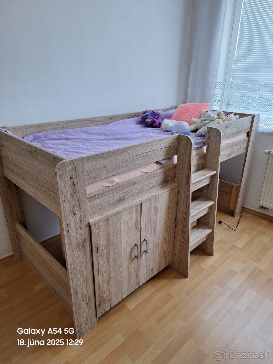 Posteľ so skrinkou