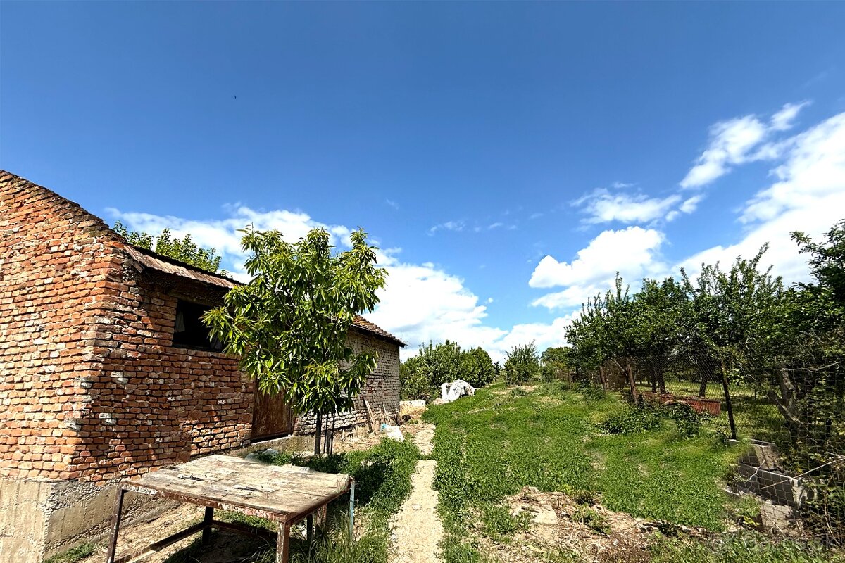Hĺadáte zdravý dom na rekonštrukciu a veľkú záhradu 2400m2