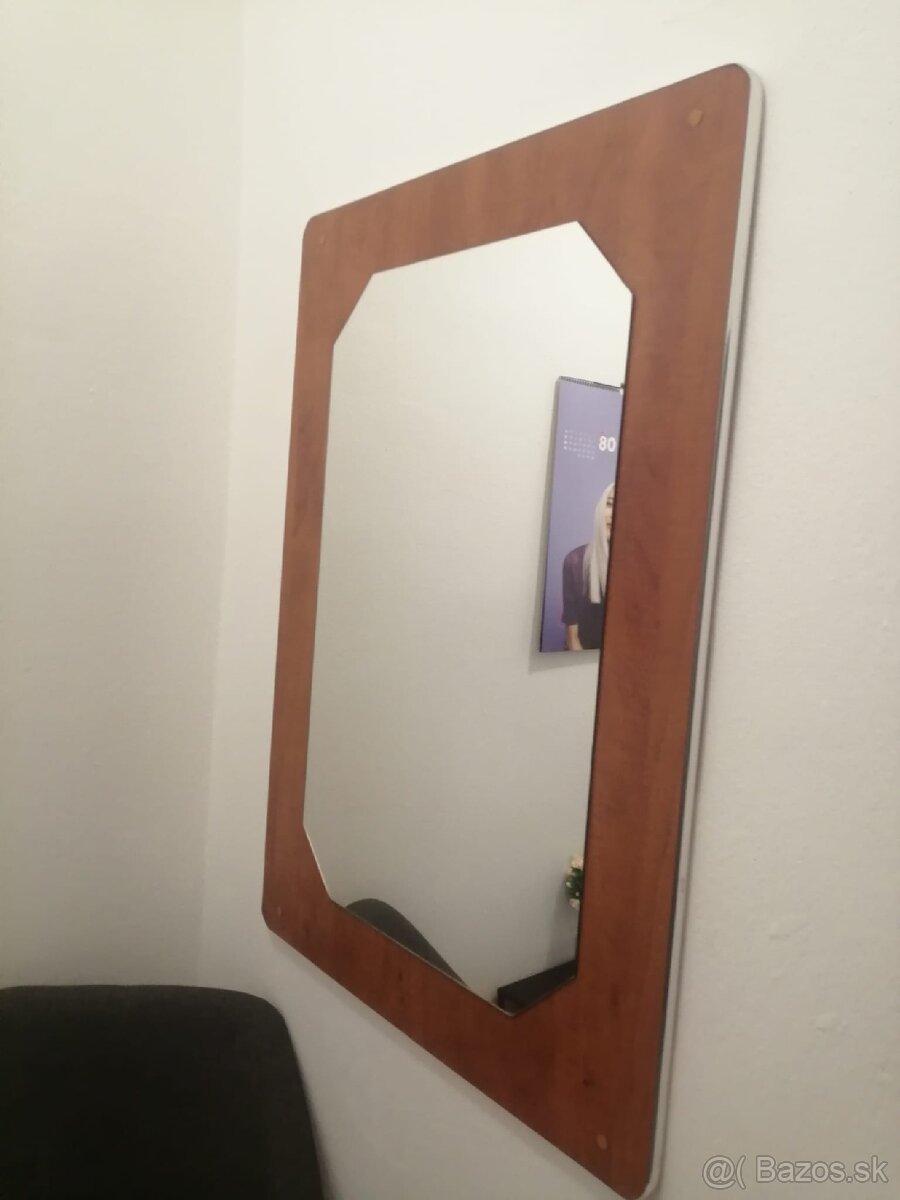 Zrkadlo s vešiakovou stenou.