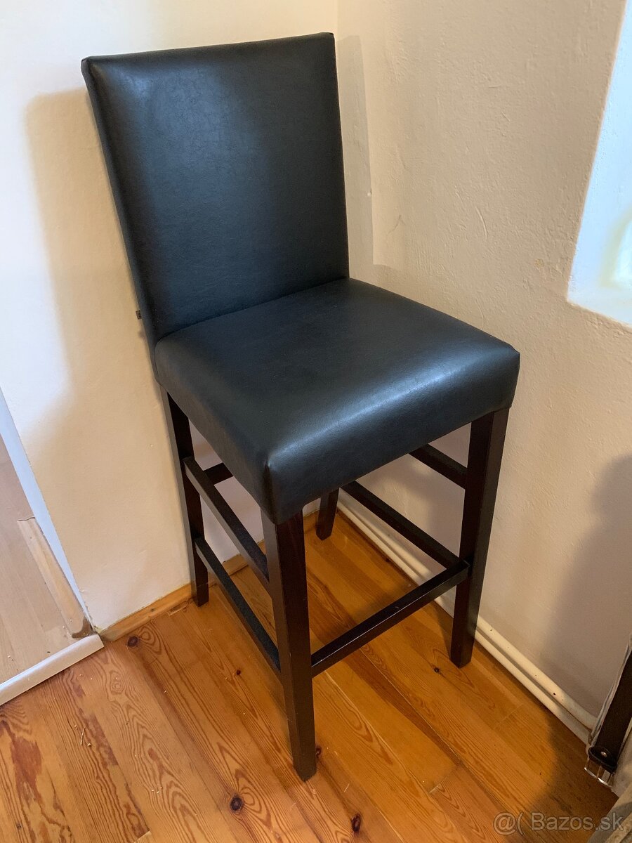 Drevená barová stolička