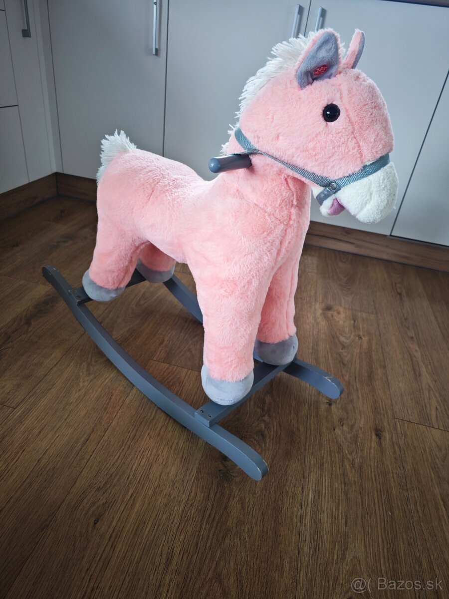 Hojdací koník so zvukmi pre dievčatko