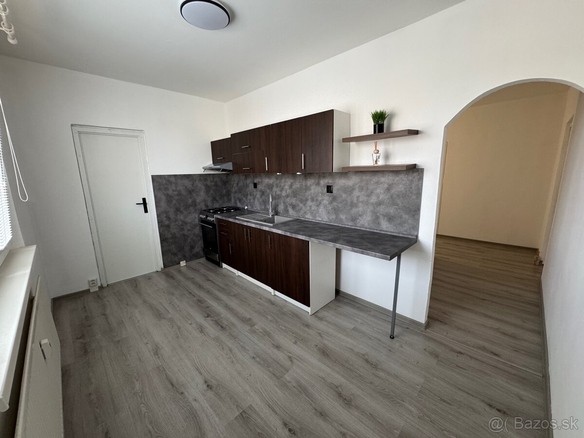 Ponúkam na prenájom 3-izbový byt s loggiou