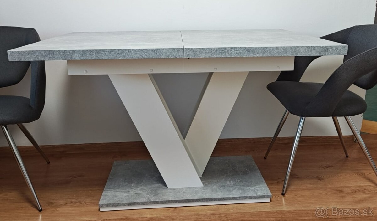 Rozkladací jedálenský stôl