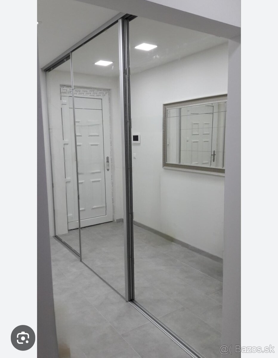 Zrkadlá v ráme na stenu