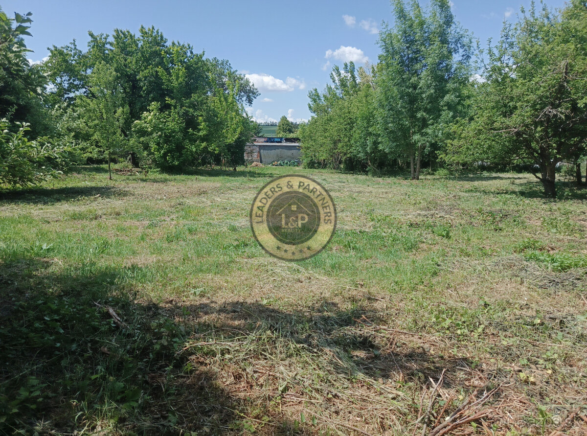 Pozemok na výstavbu RD v obci Čeľadice 3486m2