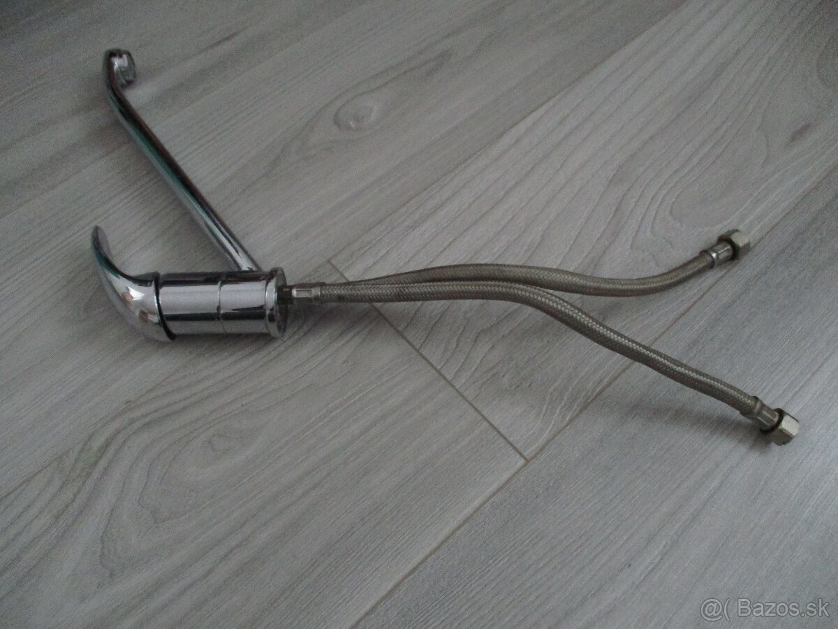 kuchynskú pákovú vodovodnú batériu a s dvomi batériovými pre