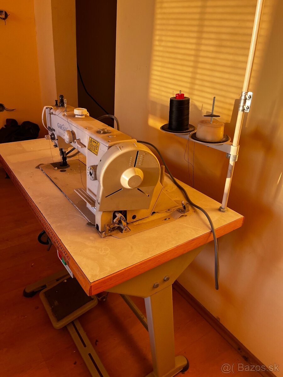 Priemyselný šijací stroj