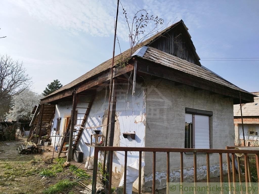 Holodom s malou chalupkou Veľká Čalomija