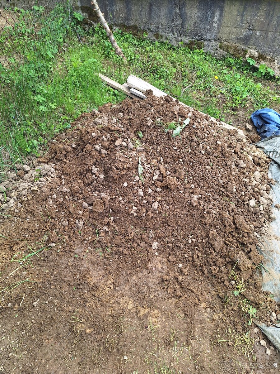 Kopa hliny na zásyp