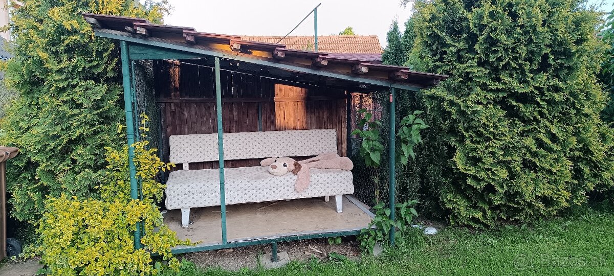 Železný koterec s betónovou škridľou