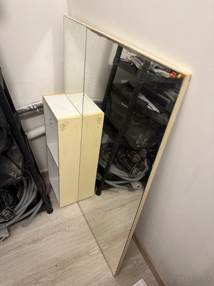 darujem za odvoz skrinku zo zrkadlom