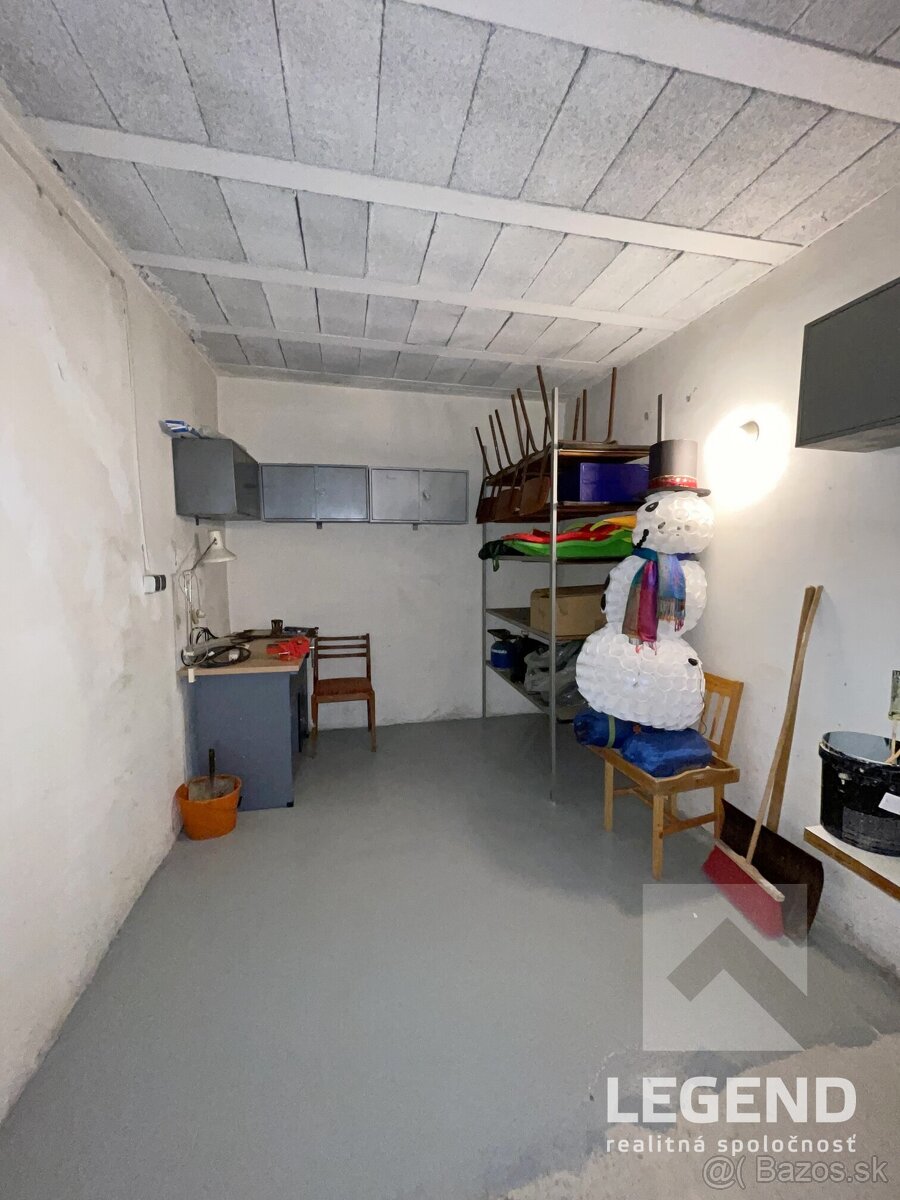 Veľká garáž v Trenčíne - 22m2, elektrina, brána na diaľk.ovl