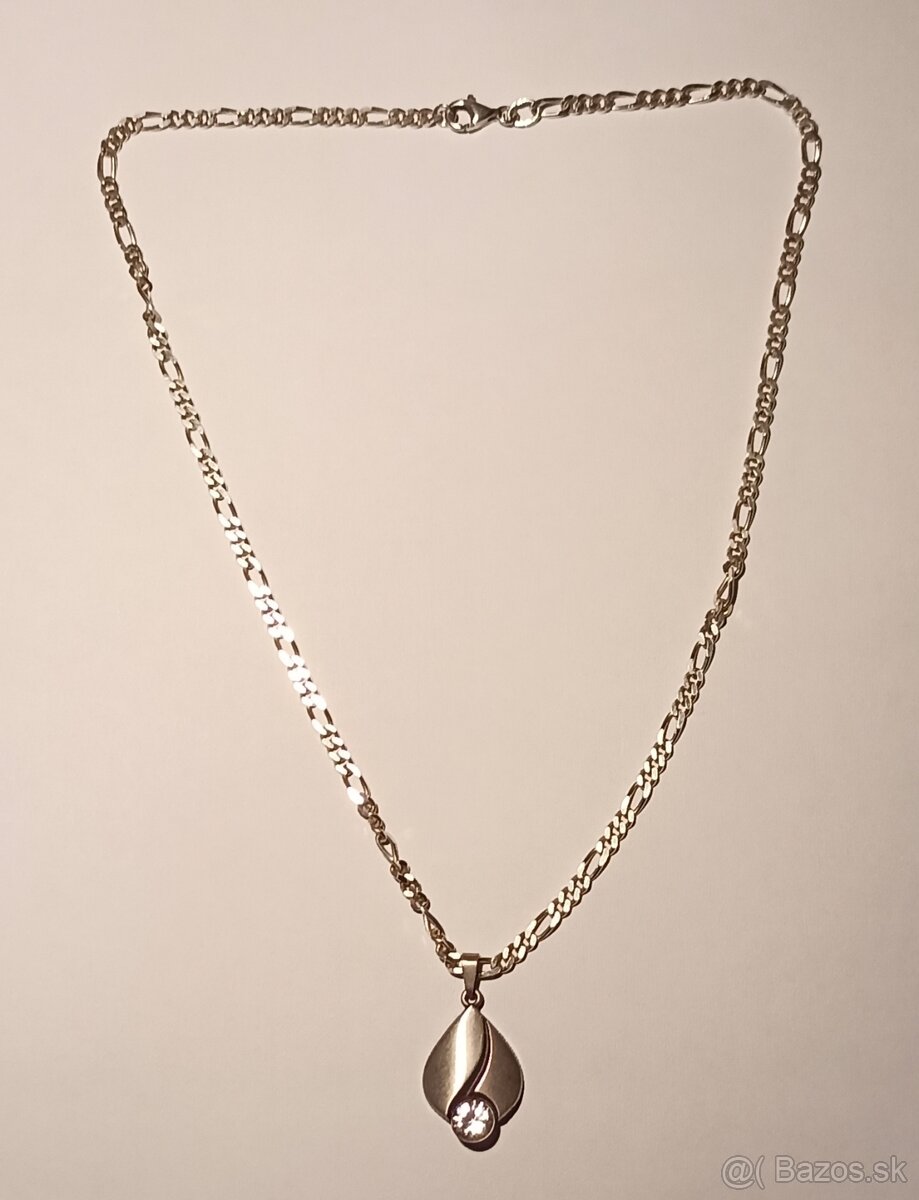 Strieborná retiazka a príveskom s kameňom