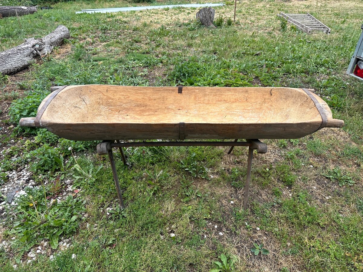 Starozitne drevene koryto s podstavcom