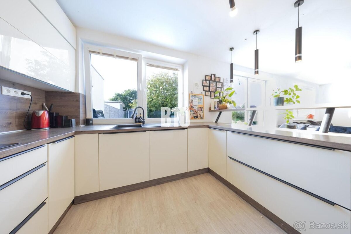 PRIESTRANNÝ 4 IZBOVÝ DVOJDOM V TICHOM PROSTREDÍ SLEPEJ ULICE