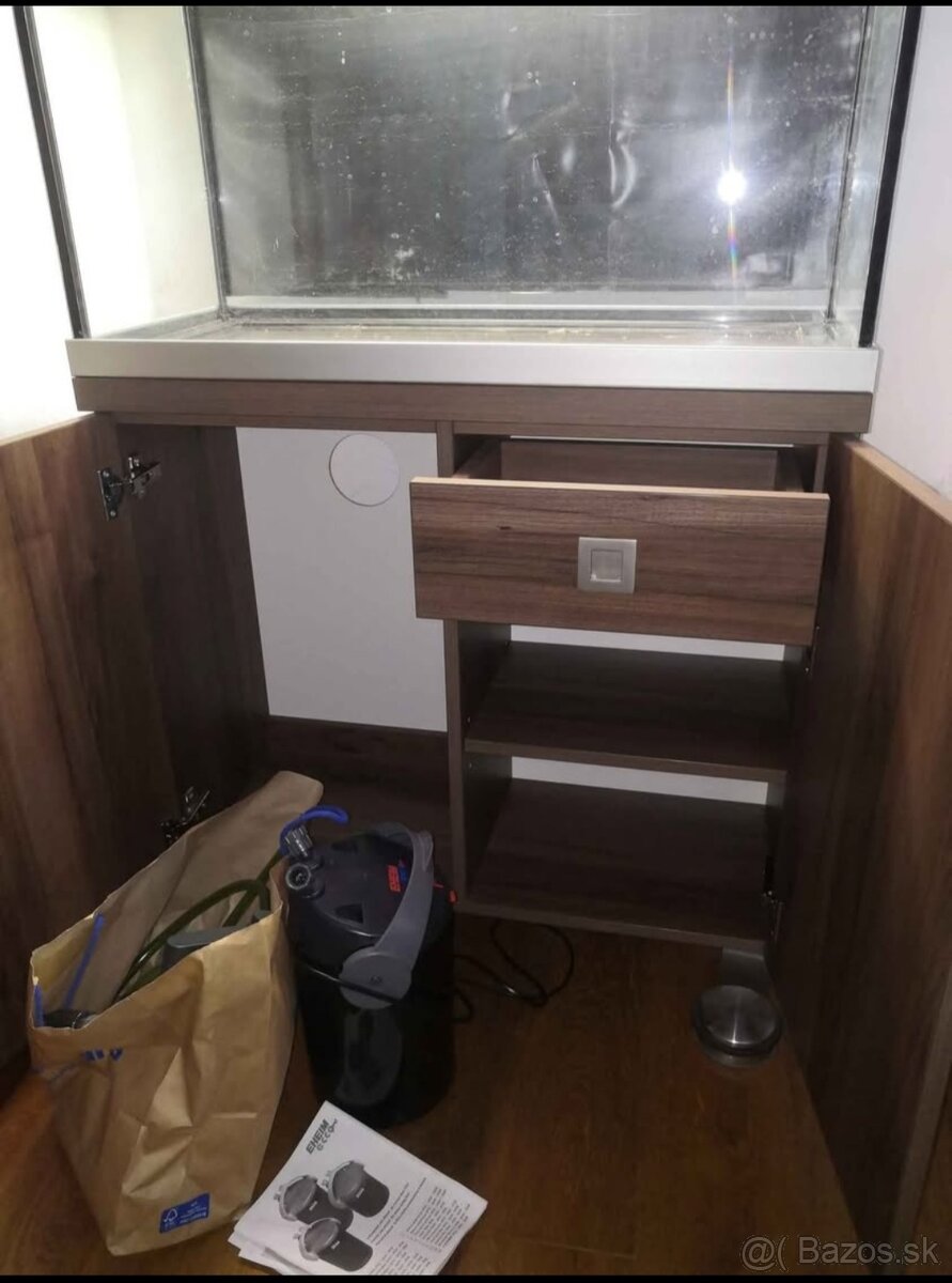 Akvárium 126l so stolíkom