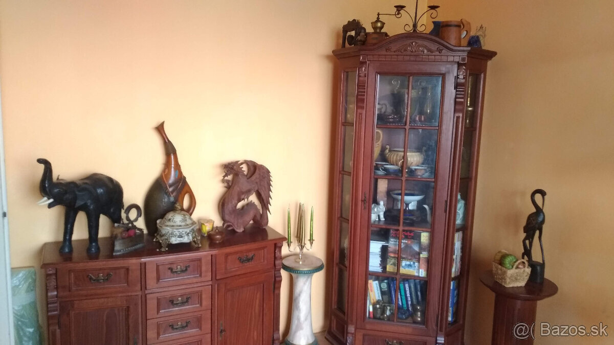 Vitrína, komoda, písací stôl, skriňa, obrazy a iné