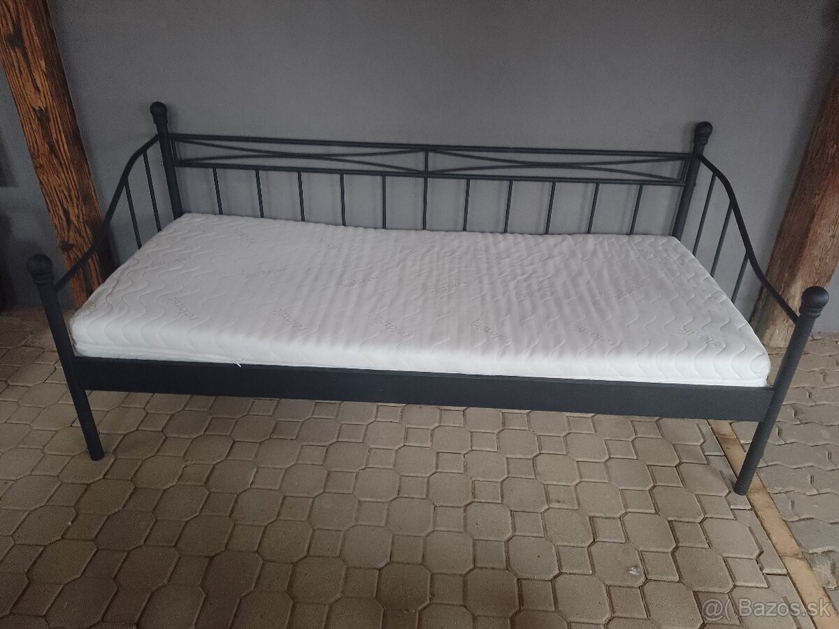 Posteľ