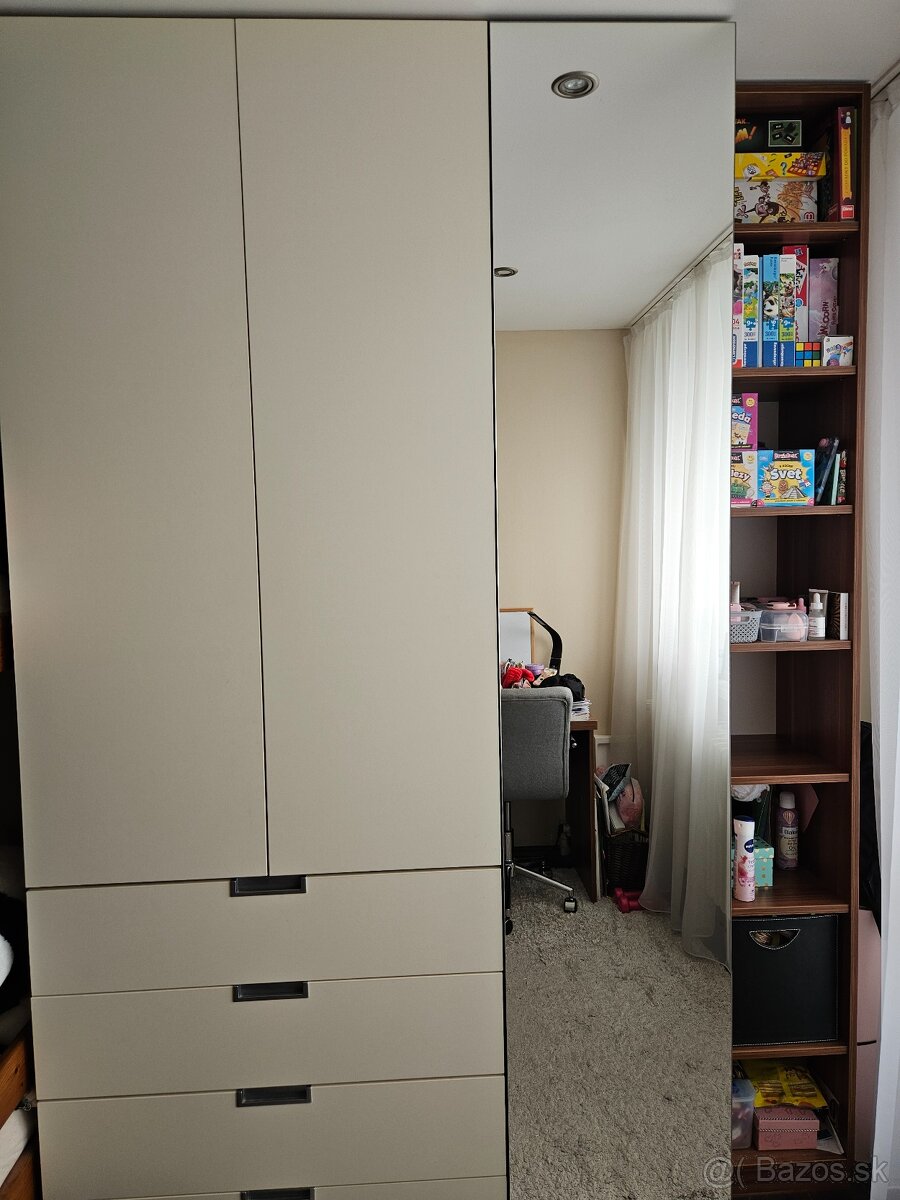 Veľká skriňa s knižnicou