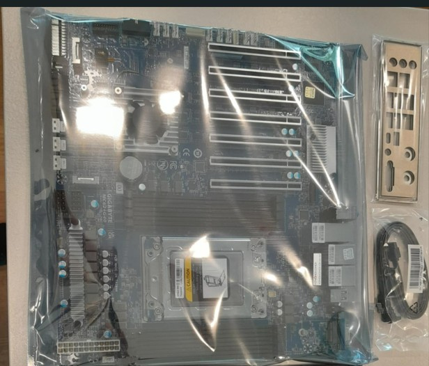GIGABYTE MC62-G40 Mainboard PCIe 4.0 10G sWRX8 Sockel Ryzen