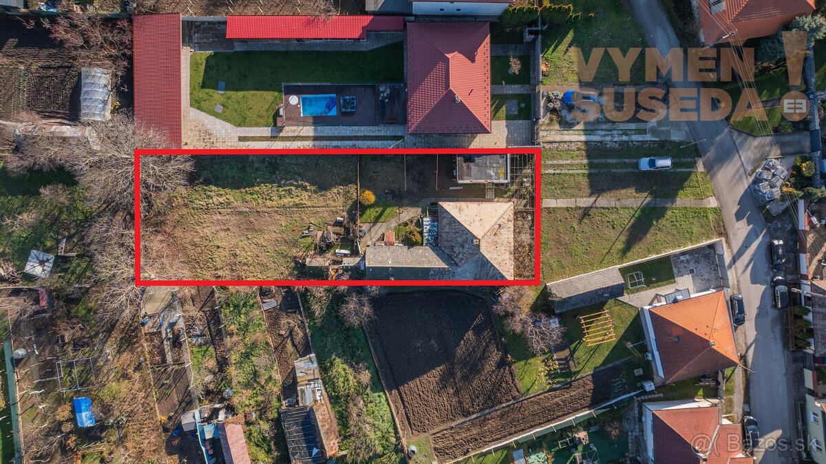 VYMEŇ SUSEDA - VÝNIMOČNÝ STAVEBNÝ POZEMOK S RODINNÝM DOMOM 
