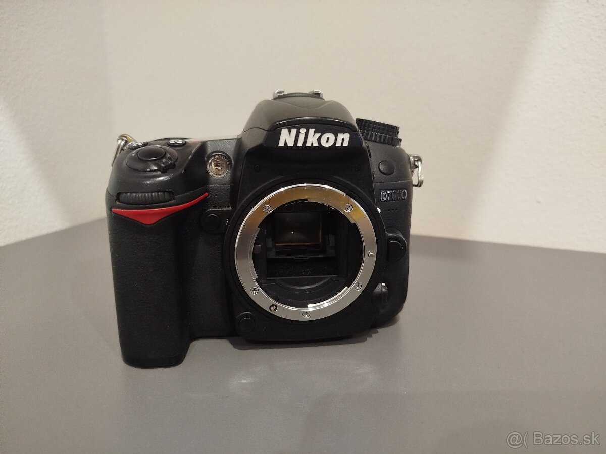 NIKON D7000 - telo