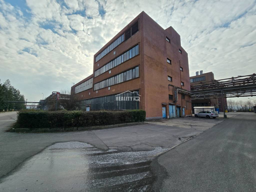 Budova chemickej výroby s nádržami