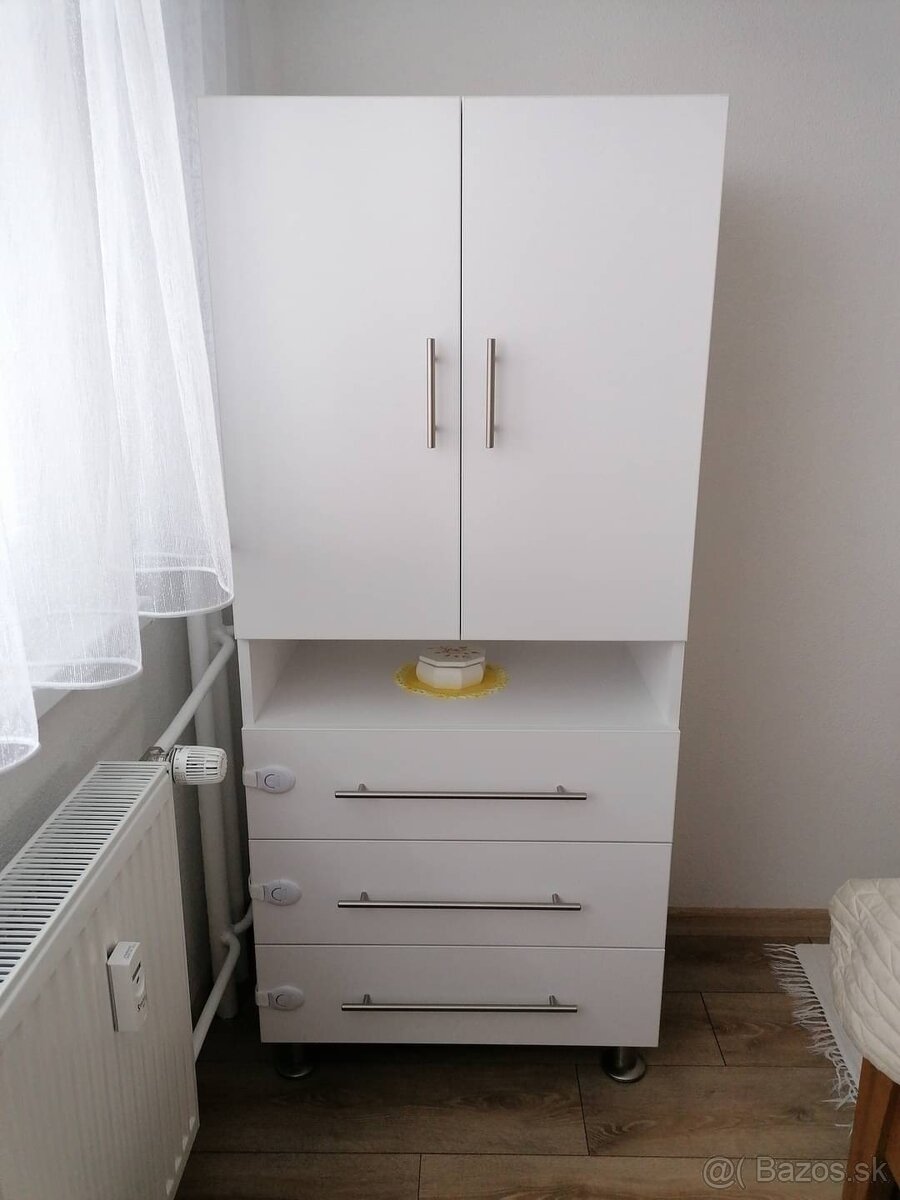 Skrinka so zásuvkami