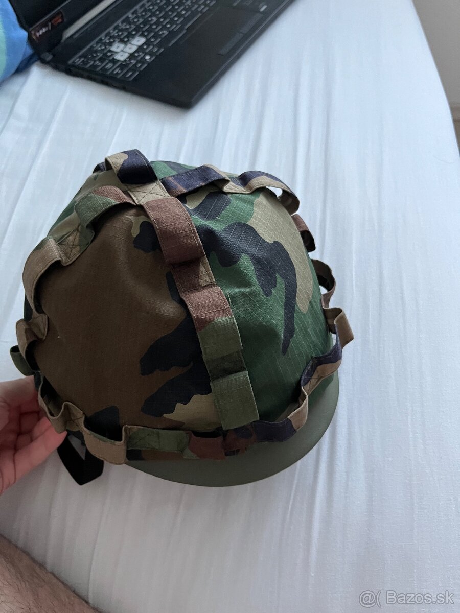 Airsoftová prilba s poťahom+ okuliare