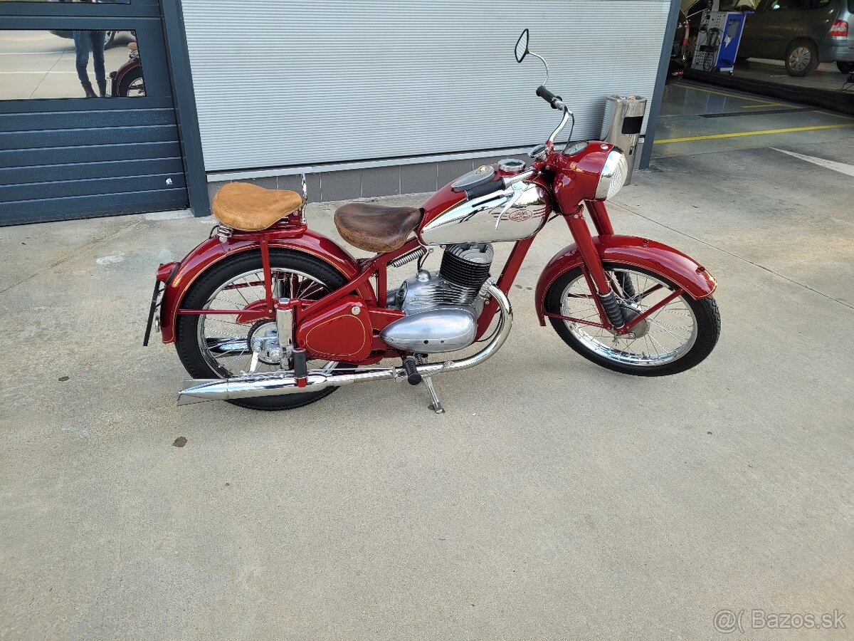 Jawa 250 perák zbrojovka
