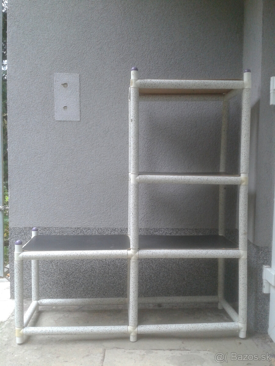Variabilný skladací regál z papierových rúrok
