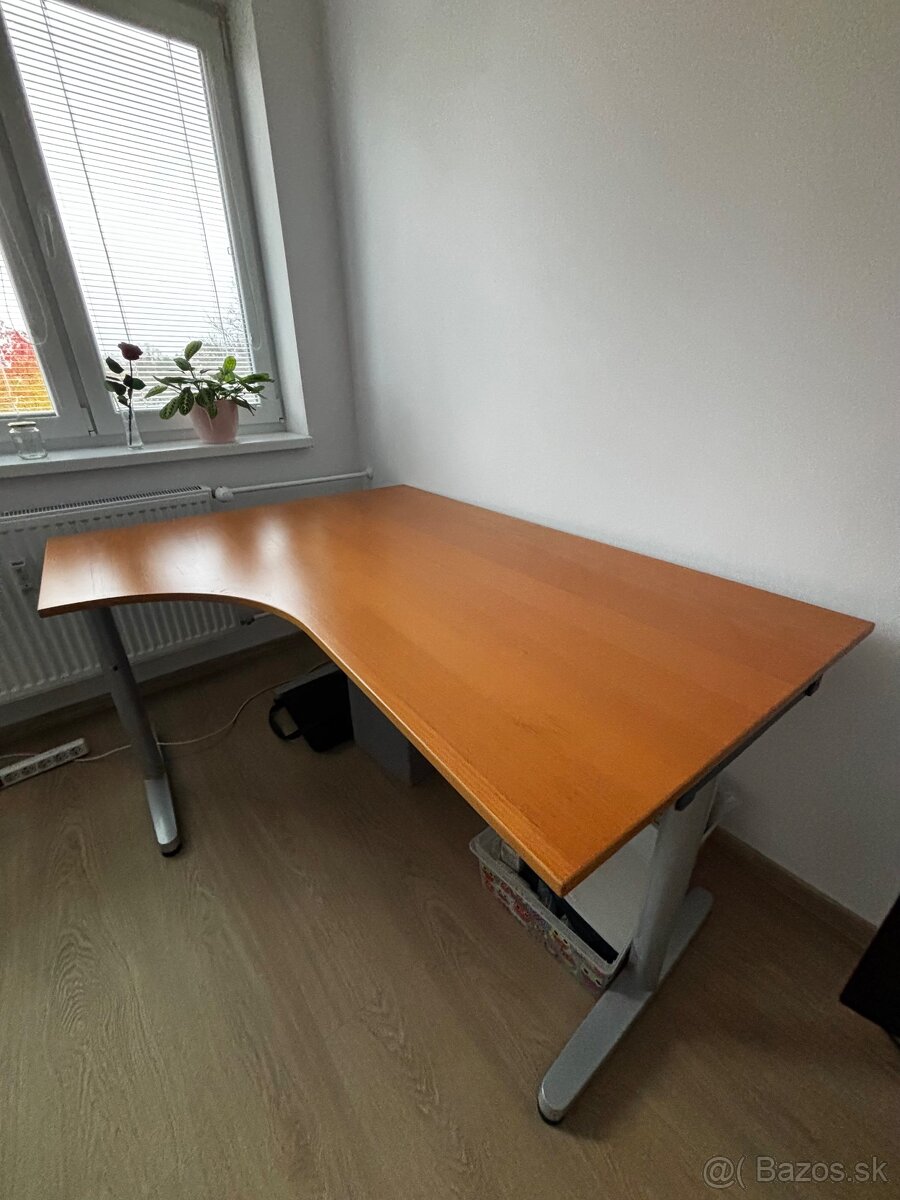Pracovný stôl
