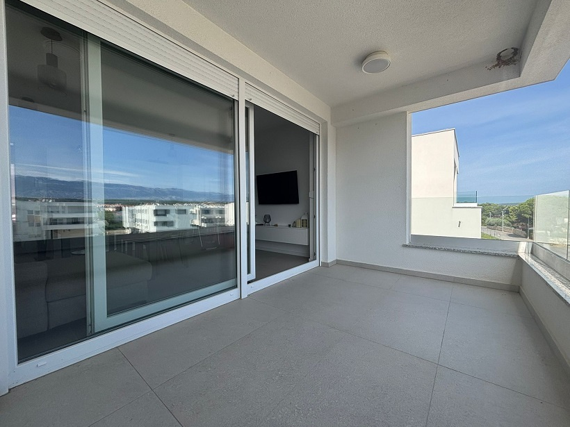 Chorvátsko-Trojizbový apartmán s veľkou terasou blízko pláže