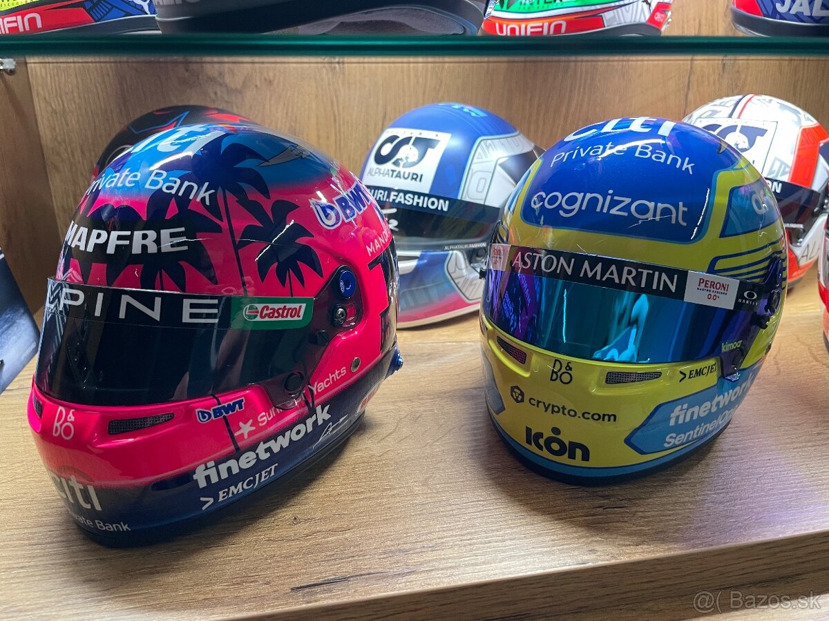 F1 prilby 1:2 a šiltovky podpisane a modely