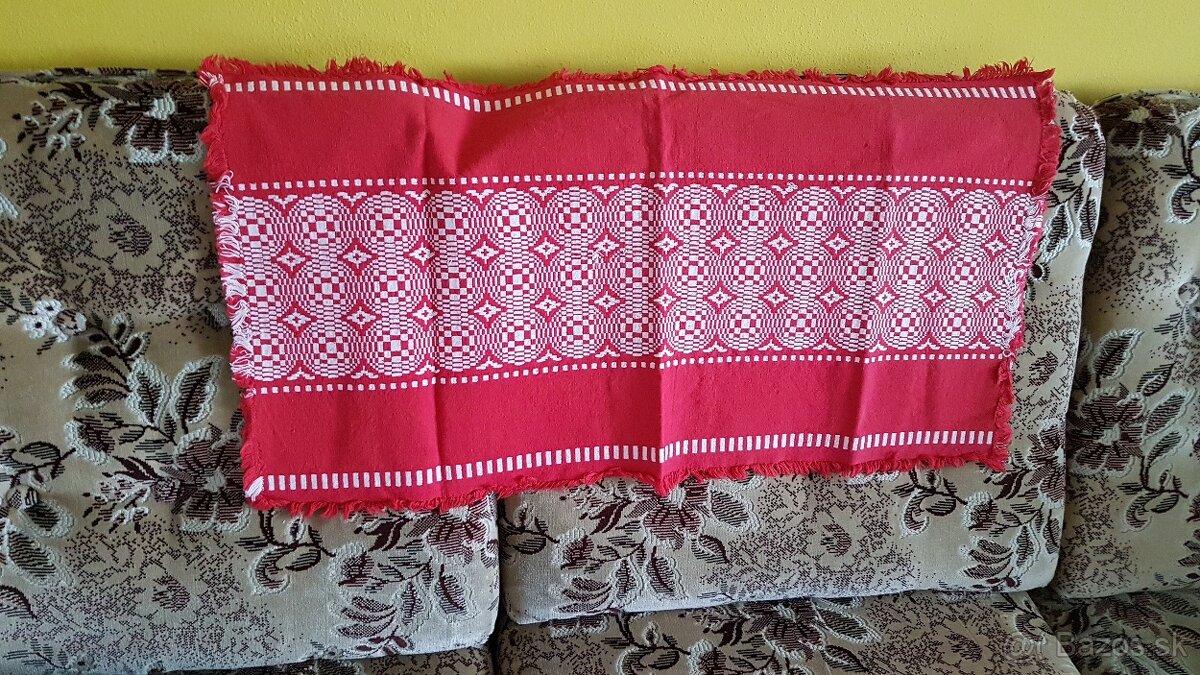 ÚĽUV + vyšívané prestieranie, obrúsky