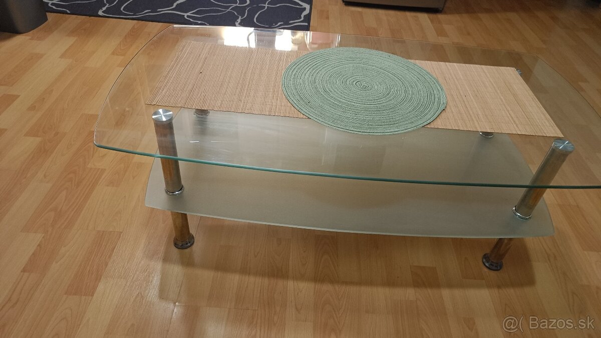 sklenený stôl