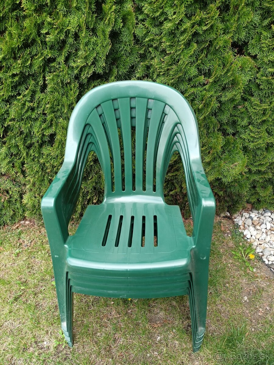 Plastové stoličky