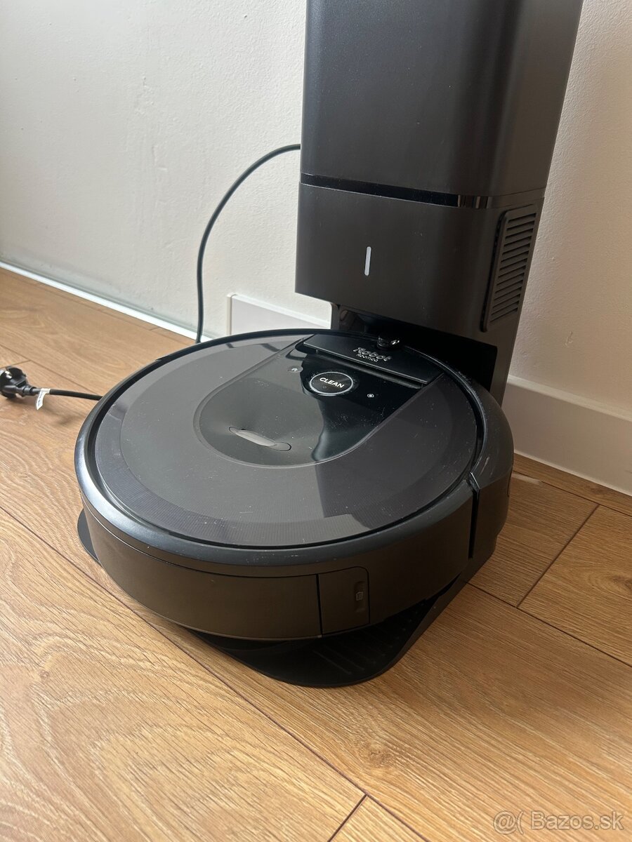 iRobot Roomba i7+ s Clean Base — top stav