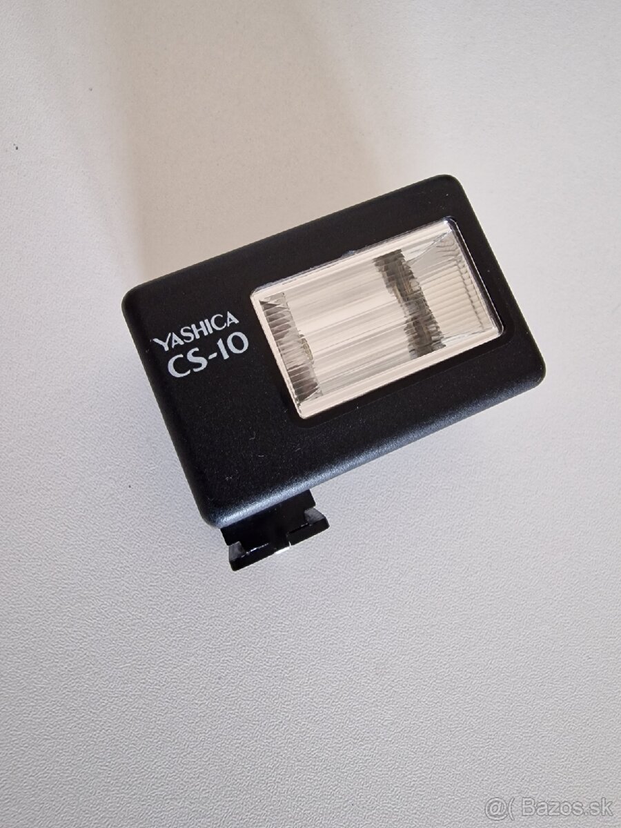 Blesk YASHICA.