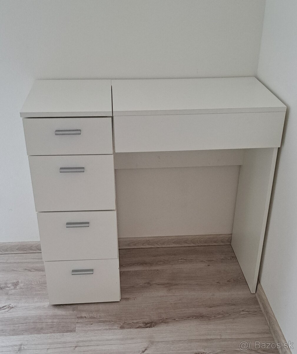 Kozmetický toaletný stolík