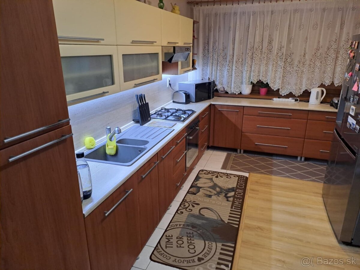 Kuchynská linka so spotrebičmi