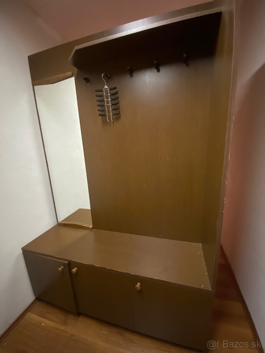 Predsieňová stena so zrkadlom, skrinkami a vešiakmi