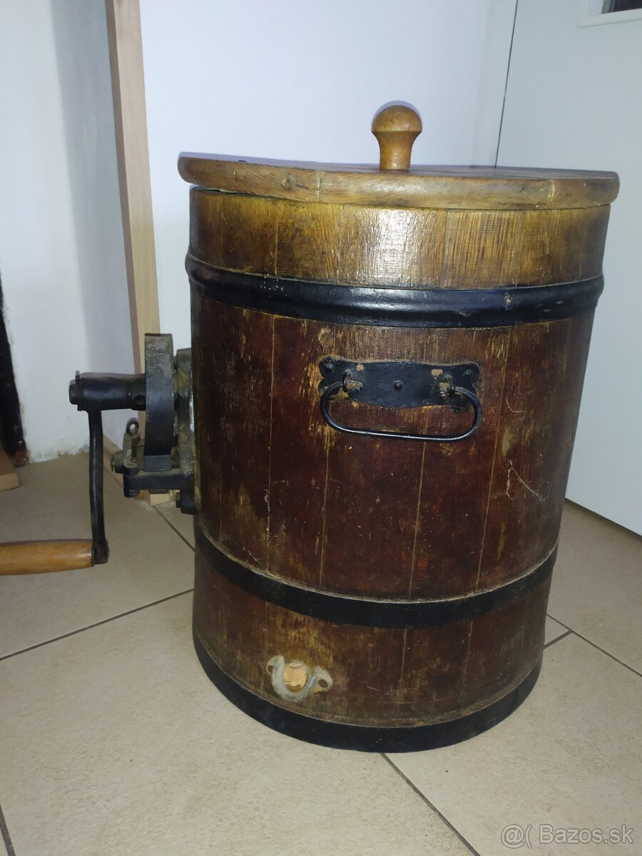 Stará drevená máselnica