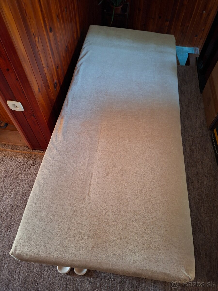 Váľanda s úložným priestorom