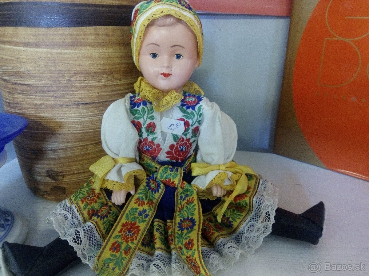 retro bábika v kroji