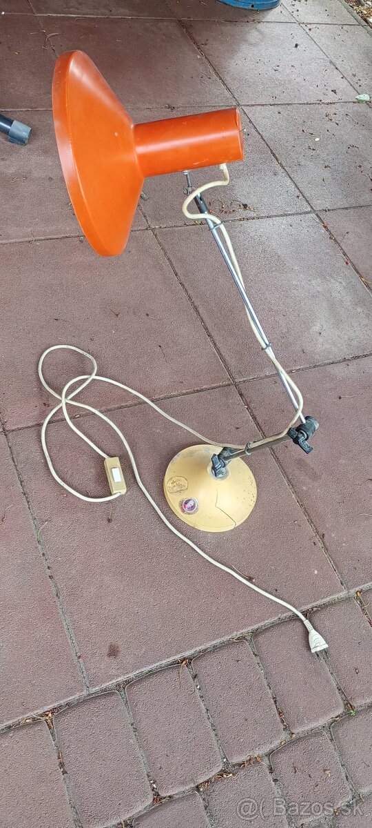 Ponúkam starú lampu oranžovej farby