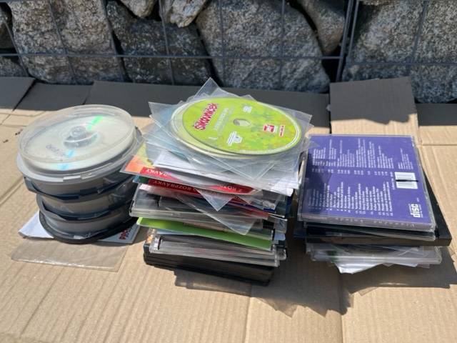 Predám rôzne knihy a cd,kazety
