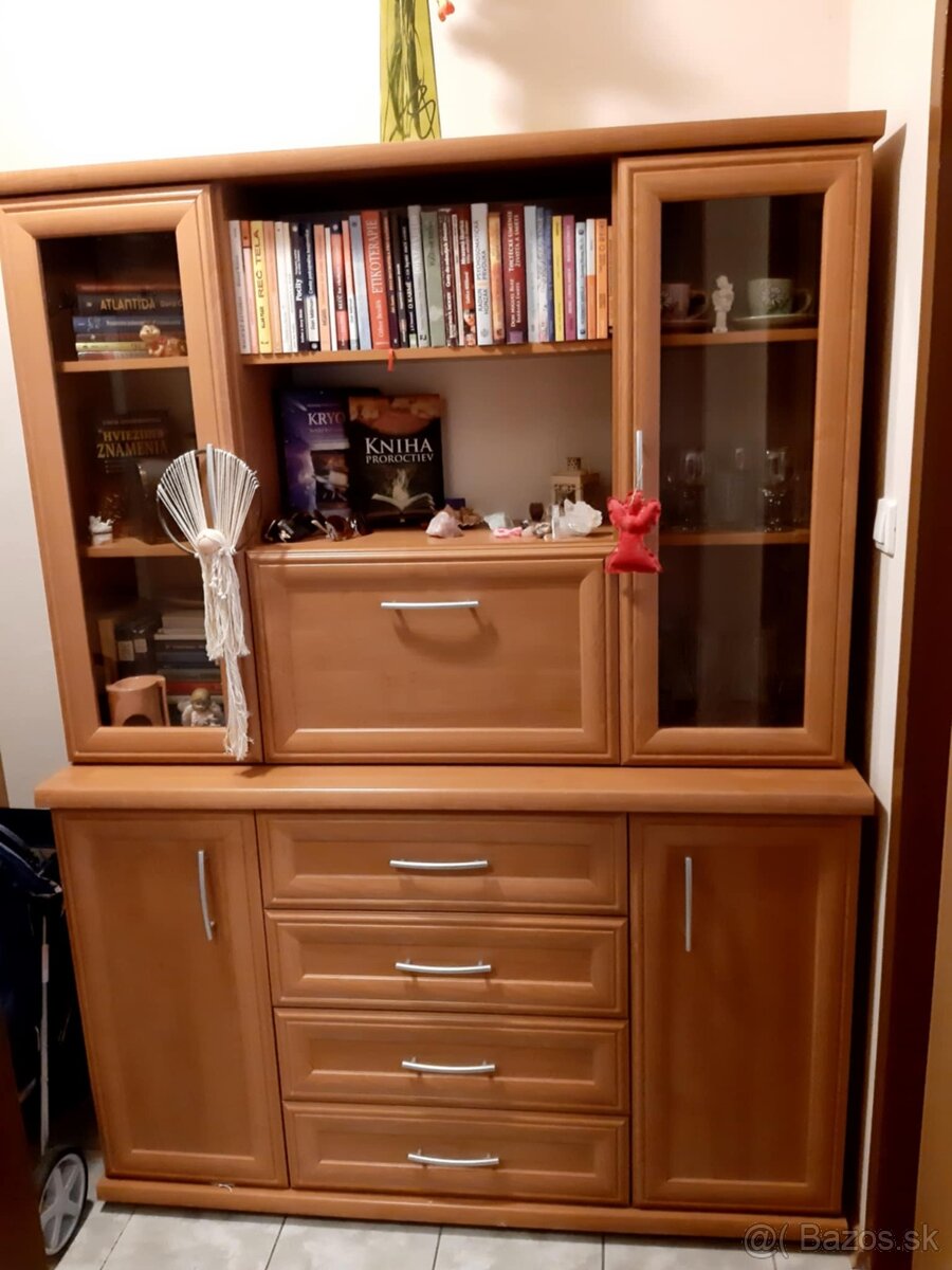 Písací stôl a vitrína s komodou