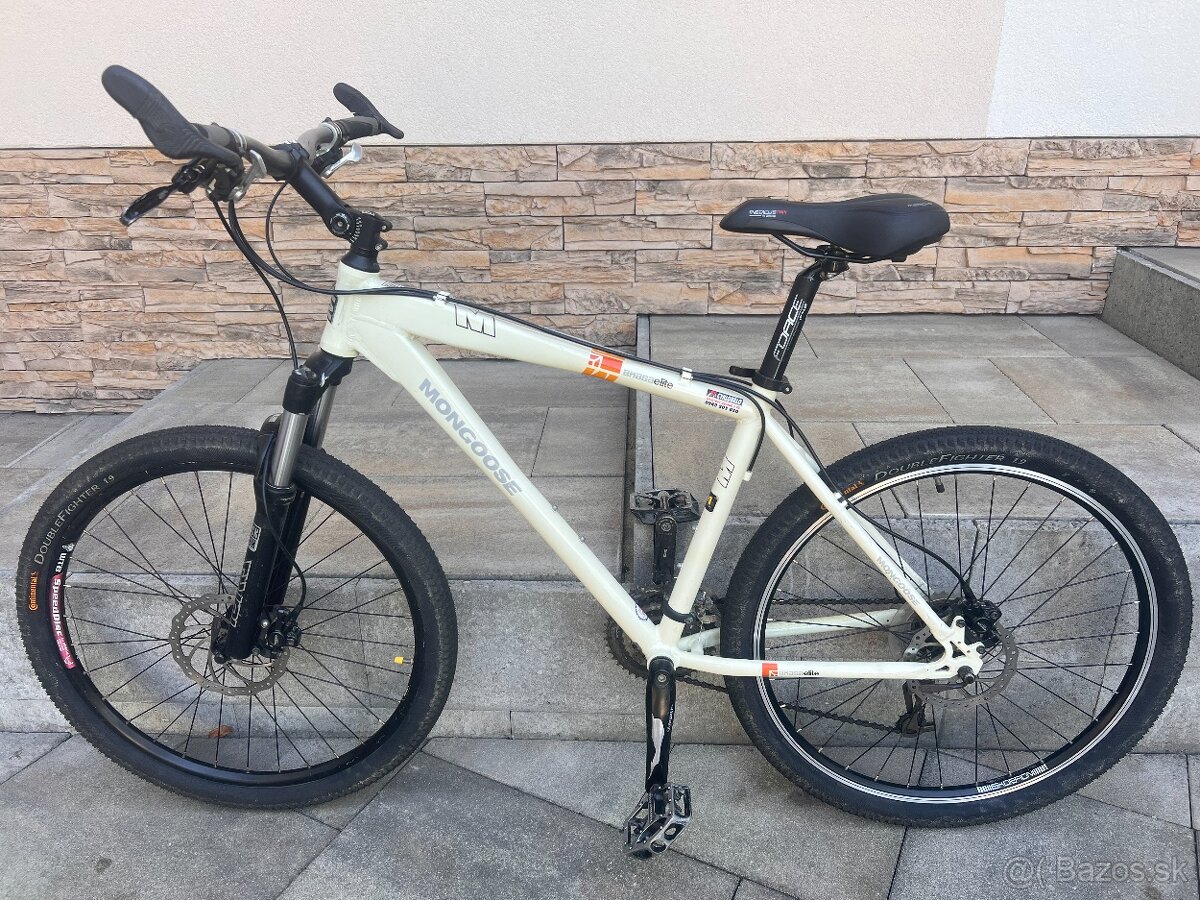 Biely horský bicykel.