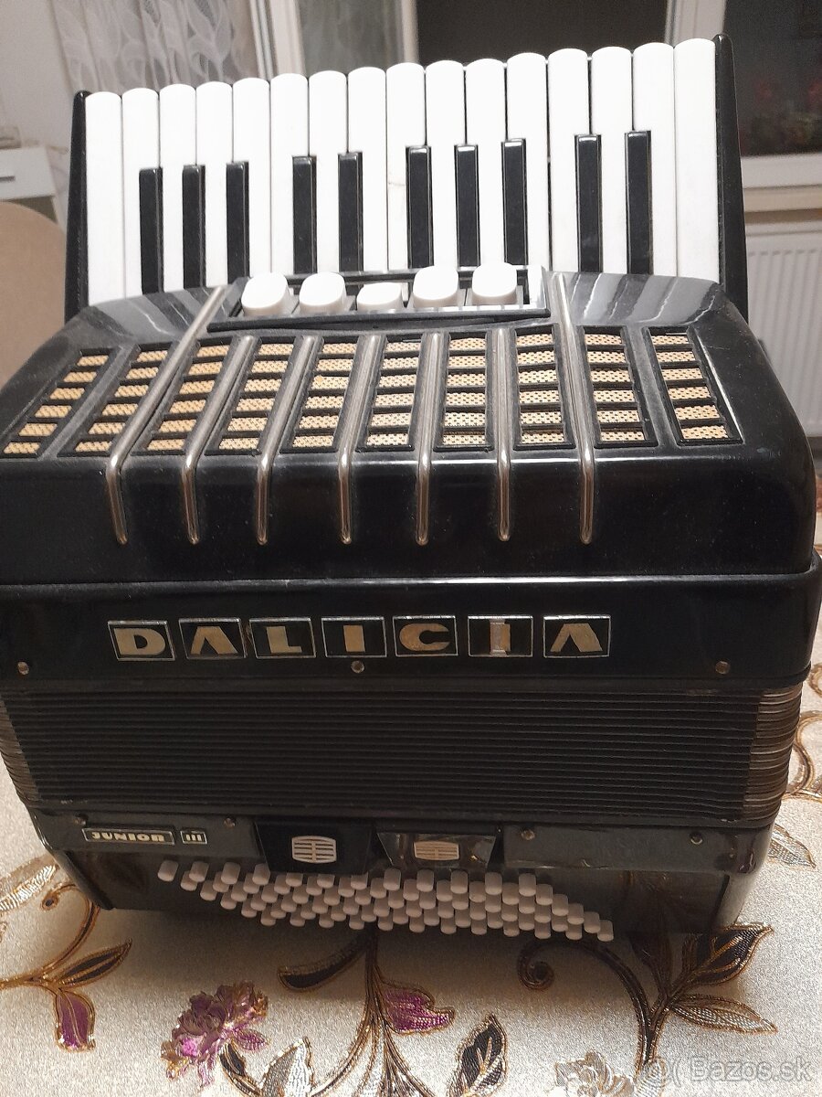 Predám akordeon 72 basove